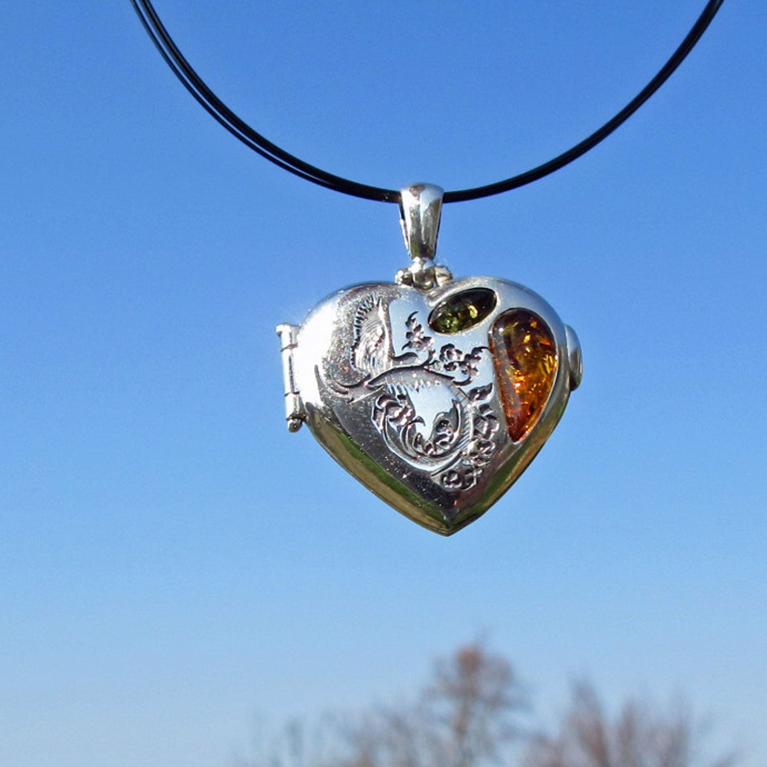 Silbernes Herz-Medaillon mit Bernstein, Aufklappbar
