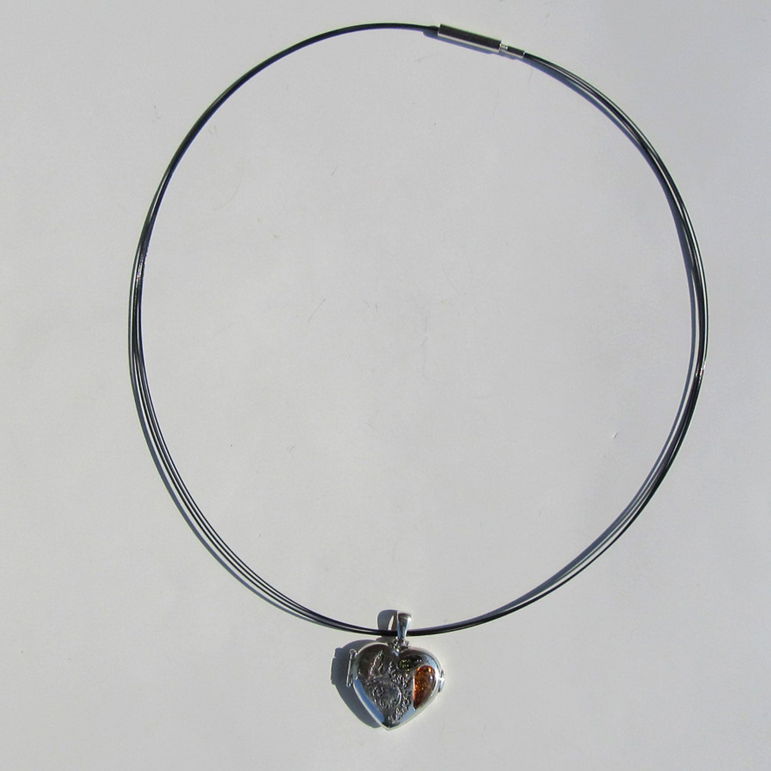 Silbernes Herz-Medaillon mit Bernstein, Aufklappbar