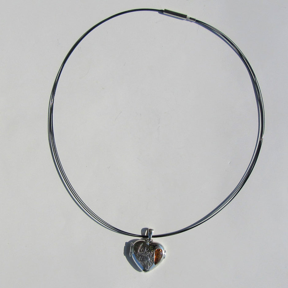 Silbernes Herz-Medaillon mit Bernstein, Aufklappbar