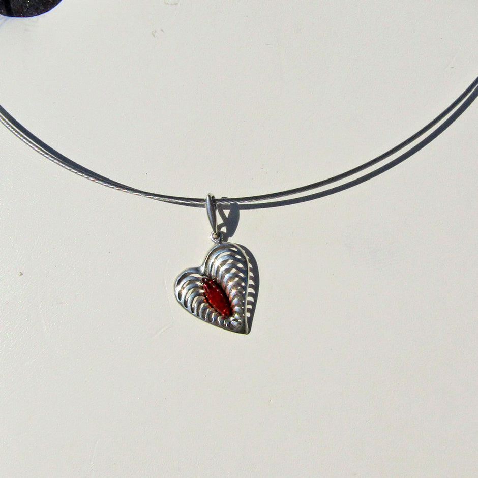 Edles Silberherz mit Bernstein – Einzigartiges Unikat