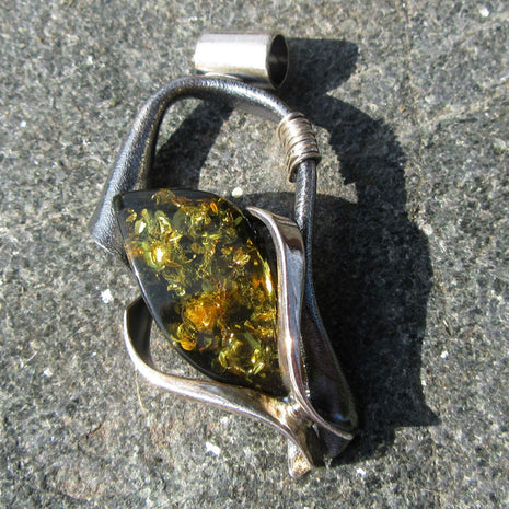 Einzigartiger Anhänger aus grünlichem Bernstein & Silber