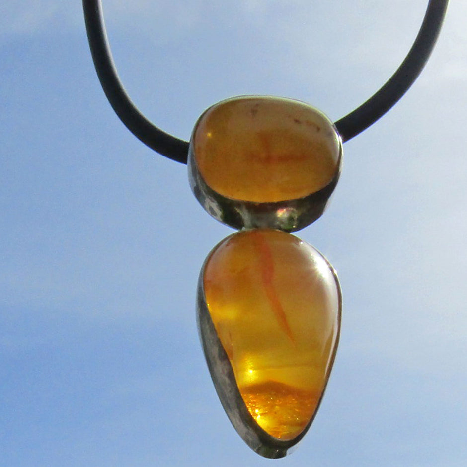 Einzigartiger Anhänger aus Butterscotch-Bernstein und Silber