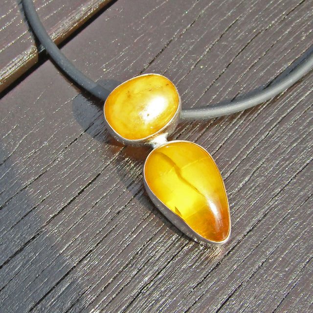 Einzigartiger Anhänger aus Butterscotch-Bernstein und Silber