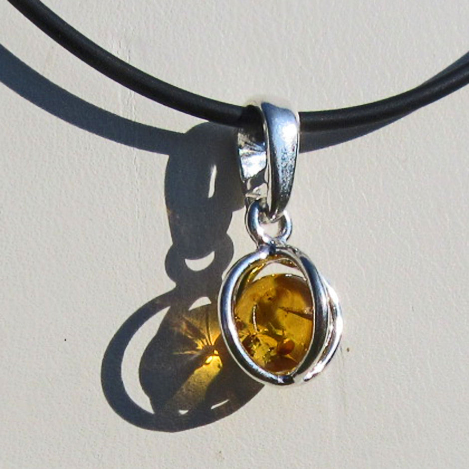 Bernsteinperle im Silberdrahtkäfig, Unikat