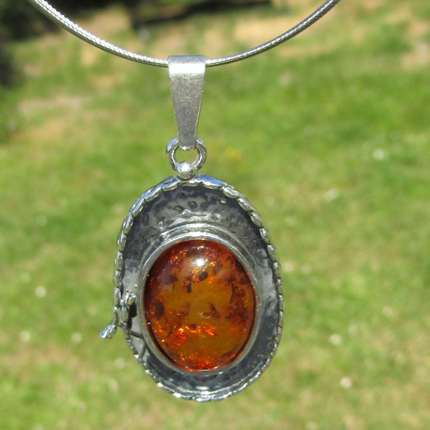 Einzigartiger Bernsteinanhänger im Silberrahmen