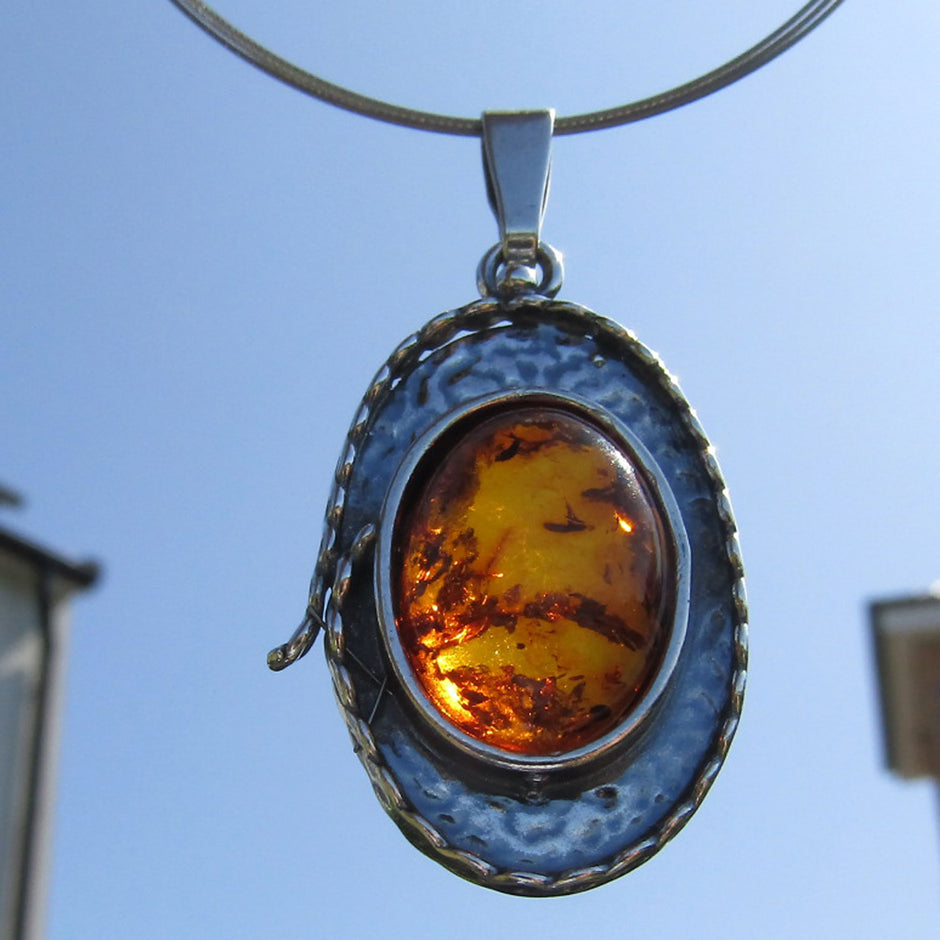 Einzigartiger Bernsteinanhänger im Silberrahmen