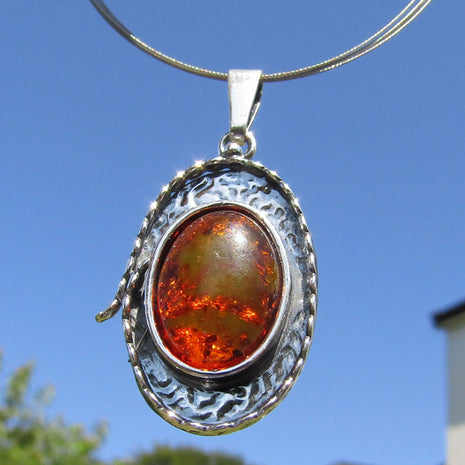 Einzigartiger Bernsteinanhänger im Silberrahmen