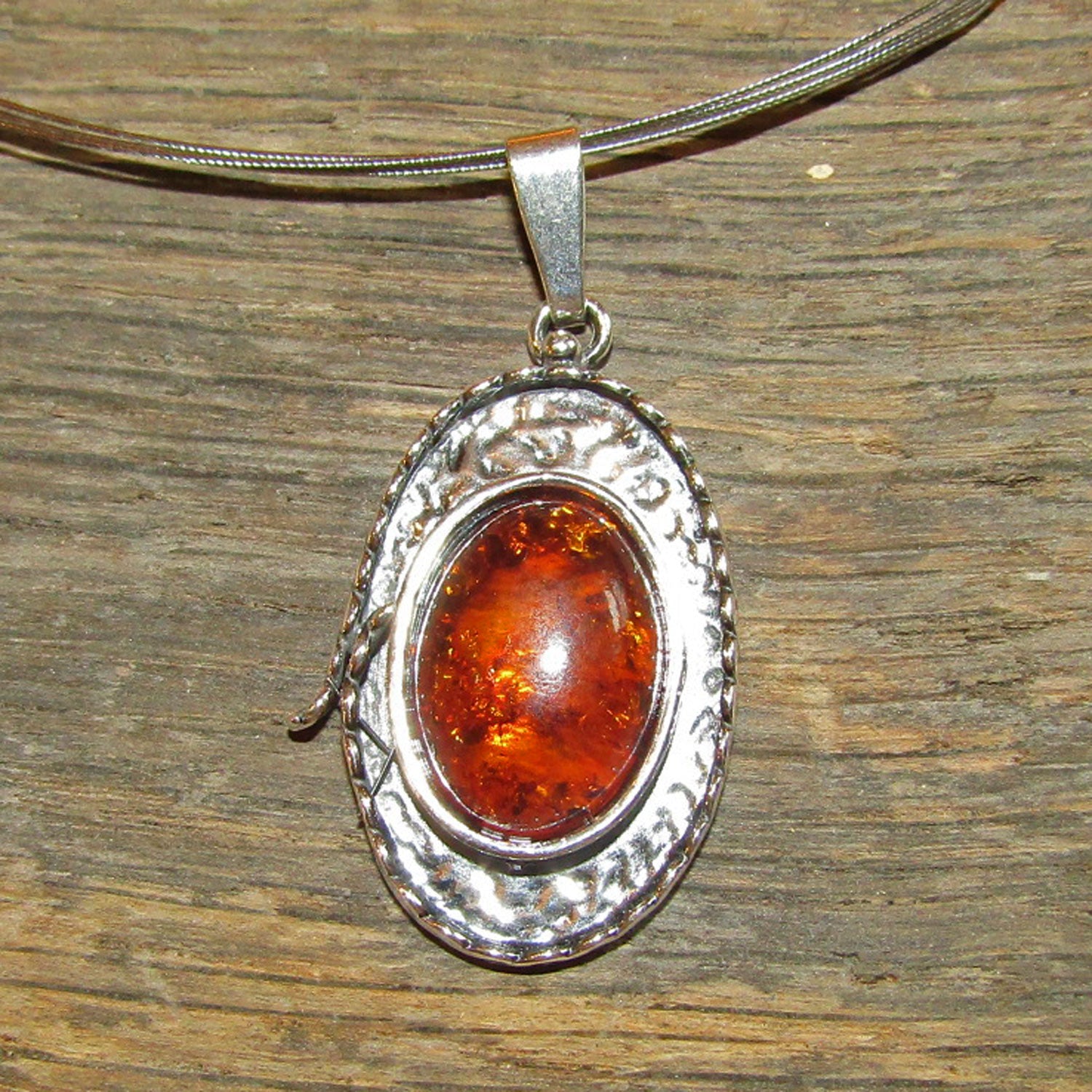 Einzigartiger Bernsteinanhänger im Silberrahmen