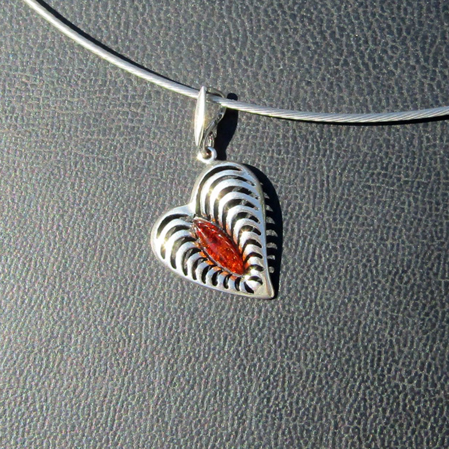 Edles Silberherz mit Bernstein – Einzigartiges Unikat