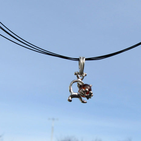 Kleiner Katzenanhänger aus Silber und Bernstein