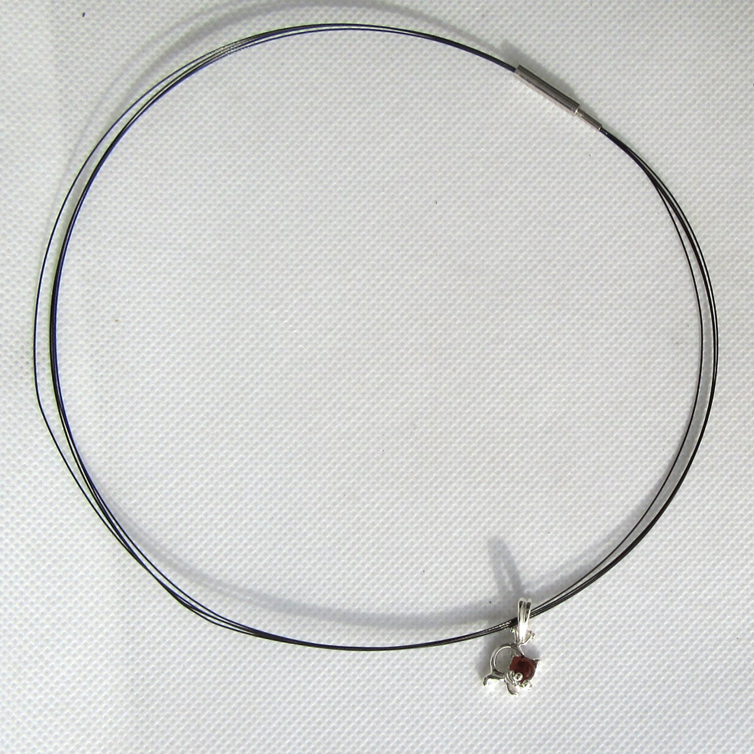 Kleiner Katzenanhänger aus Silber und Bernstein