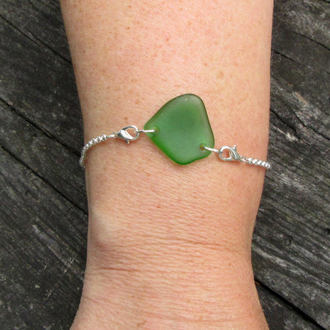 Armband aus grünem Seeglas an Silberkette – Einzelstück