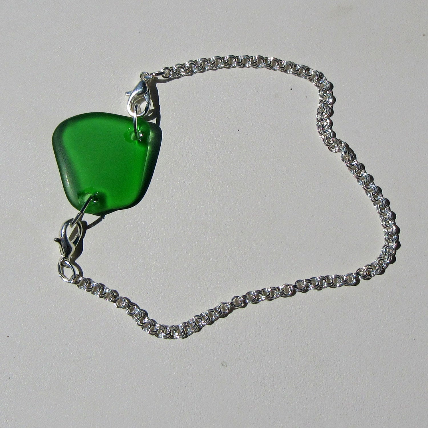 Armband aus grünem Seeglas an Silberkette – Einzelstück