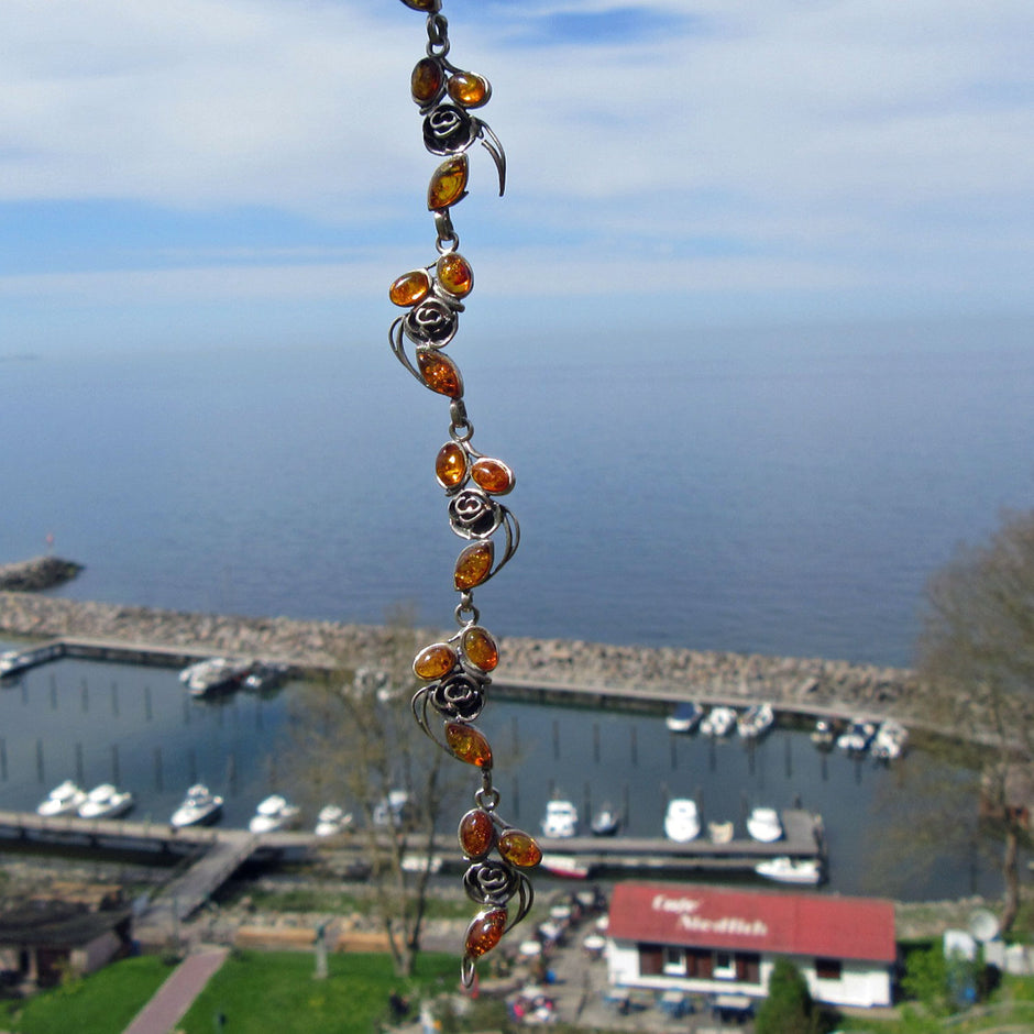 Armband aus kognacfarbenem Bernstein und Silberröschen