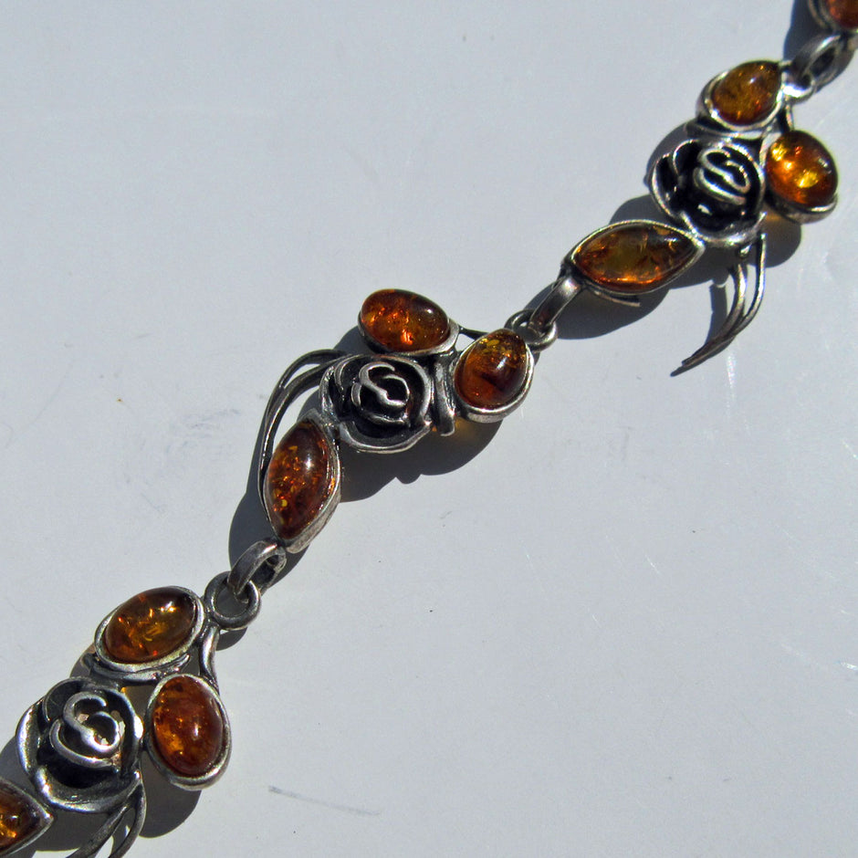 Armband aus kognacfarbenem Bernstein und Silberröschen
