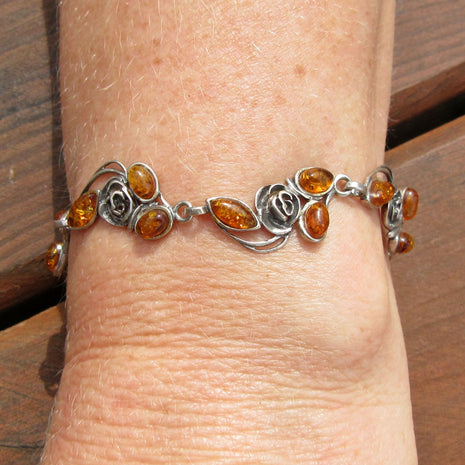 Armband aus kognacfarbenem Bernstein und Silberröschen