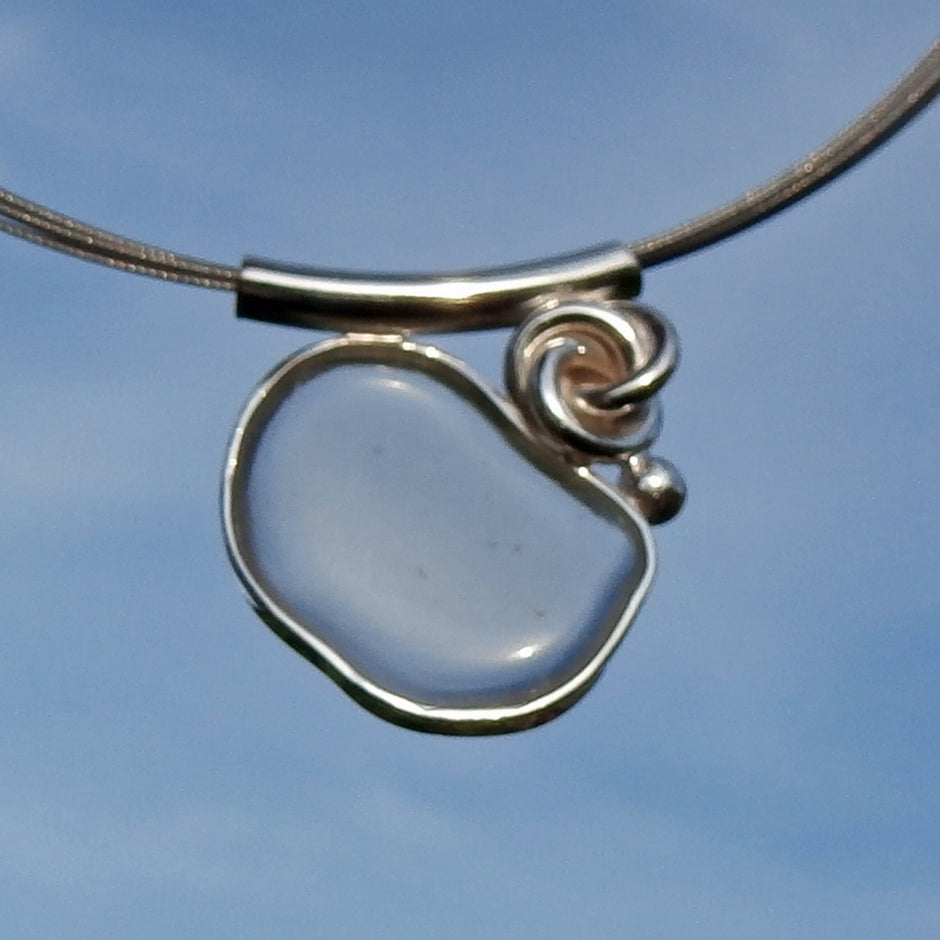 Poliertes Seeglas von Rügen, Silberfassung, Unikat