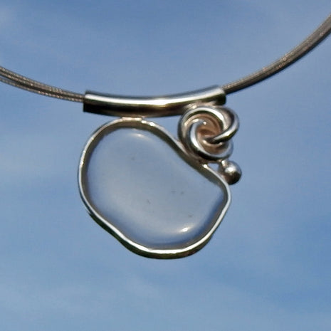 Poliertes Seeglas von Rügen, Silberfassung, Unikat