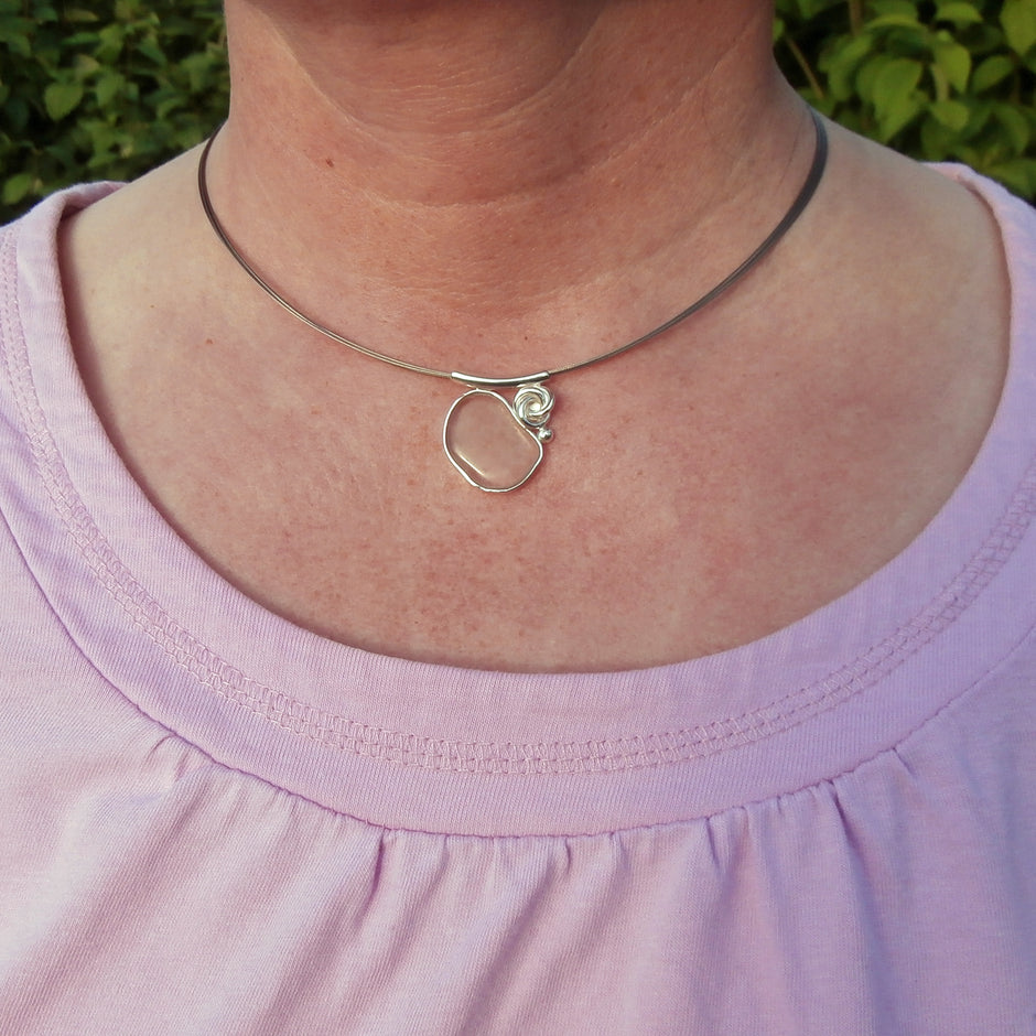 Poliertes Seeglas von Rügen, Silberfassung, Unikat