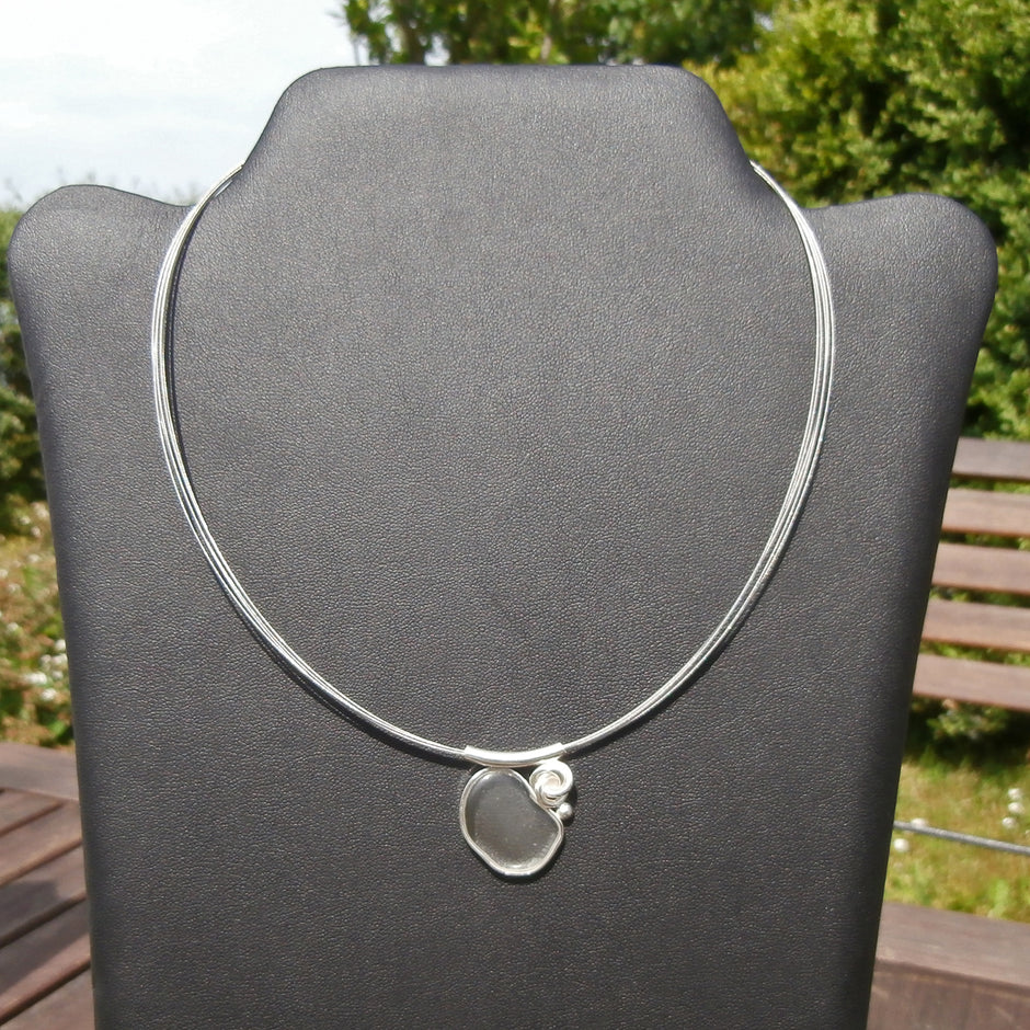 Poliertes Seeglas von Rügen, Silberfassung, Unikat