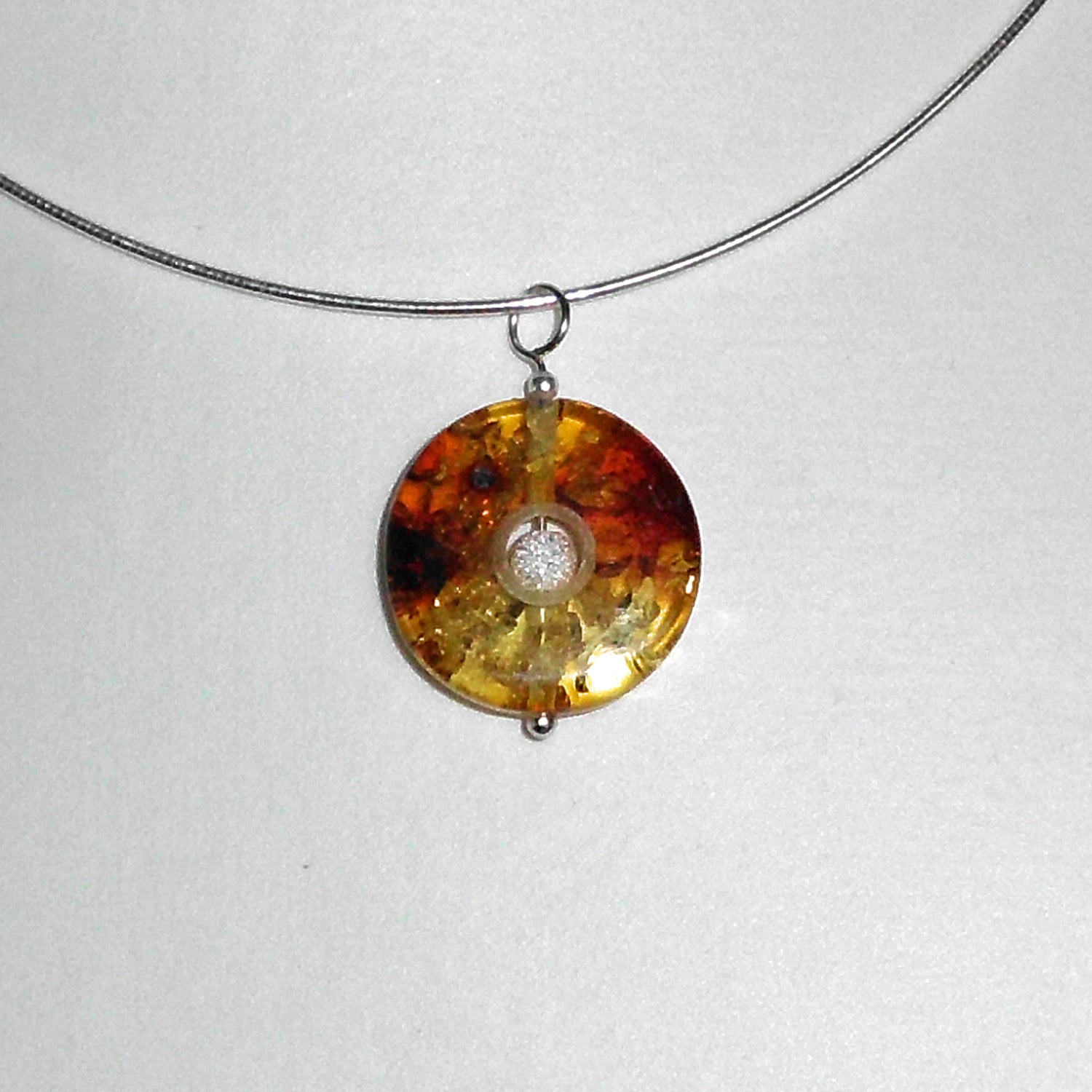 Bernsteinscheibe mit diamantierter Silberperle, Unikat