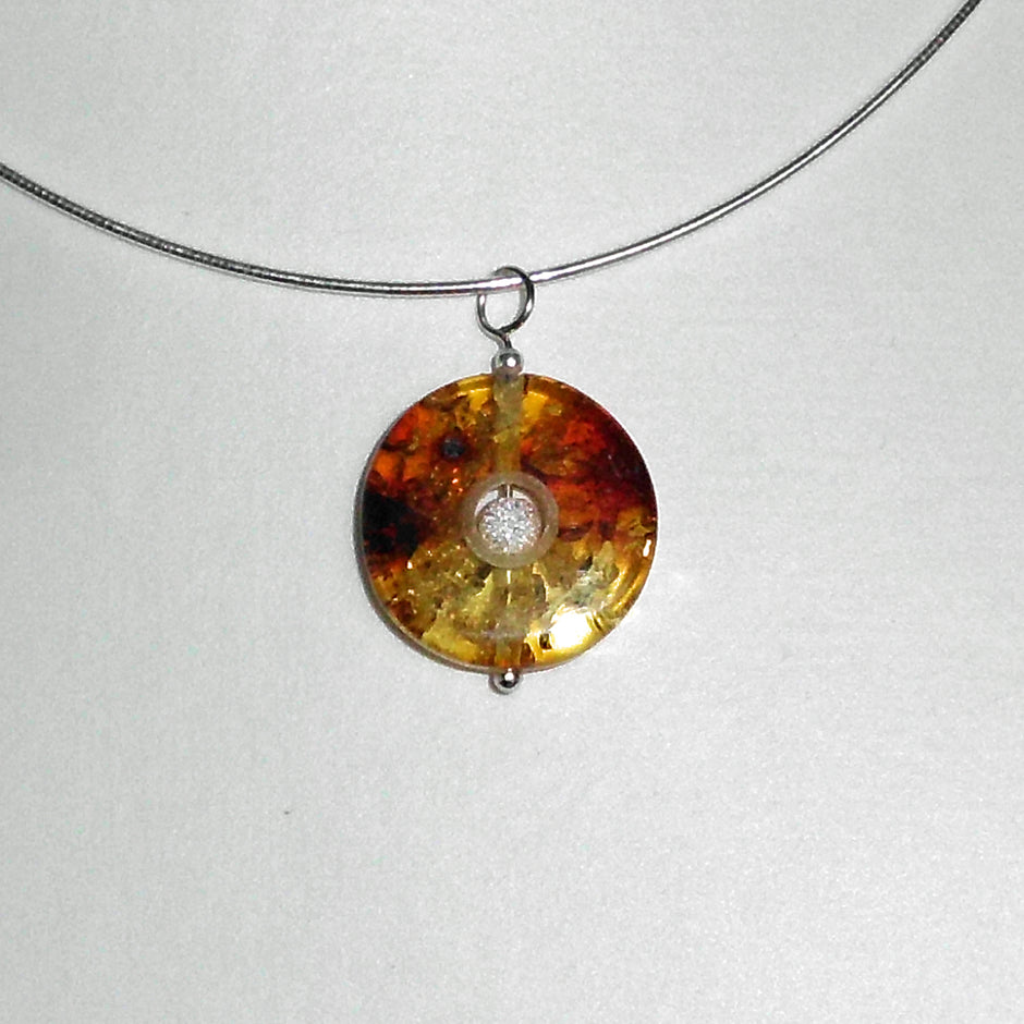 Bernsteinscheibe mit diamantierter Silberperle, Unikat