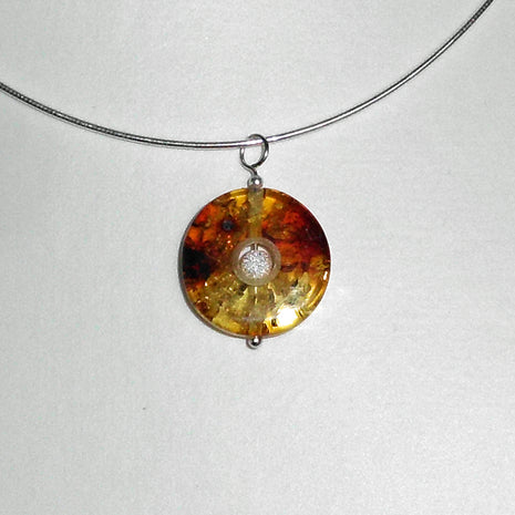 Bernsteinscheibe mit diamantierter Silberperle, Unikat