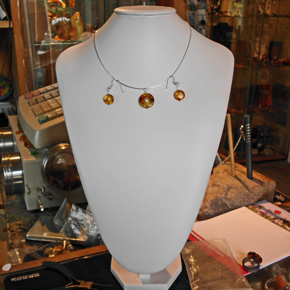 Bernsteinscheibe mit diamantierter Silberperle, Unikat