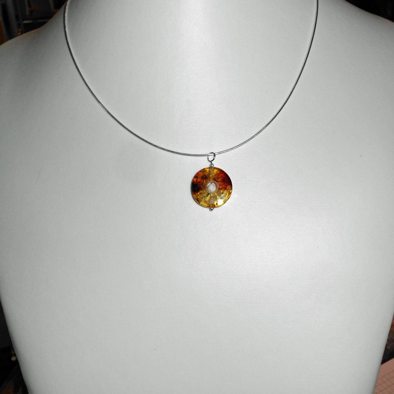Bernsteinscheibe mit diamantierter Silberperle, Unikat