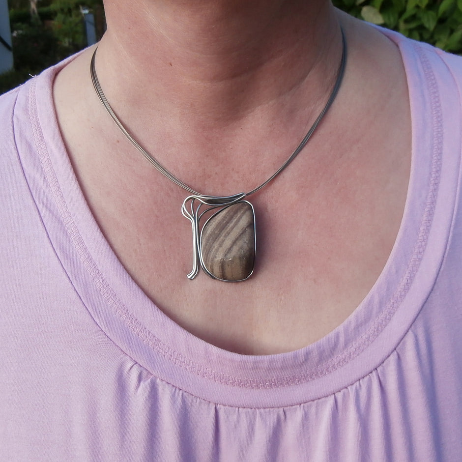 Polierter Sandstein vom Rügener Strand in Silber gefasst