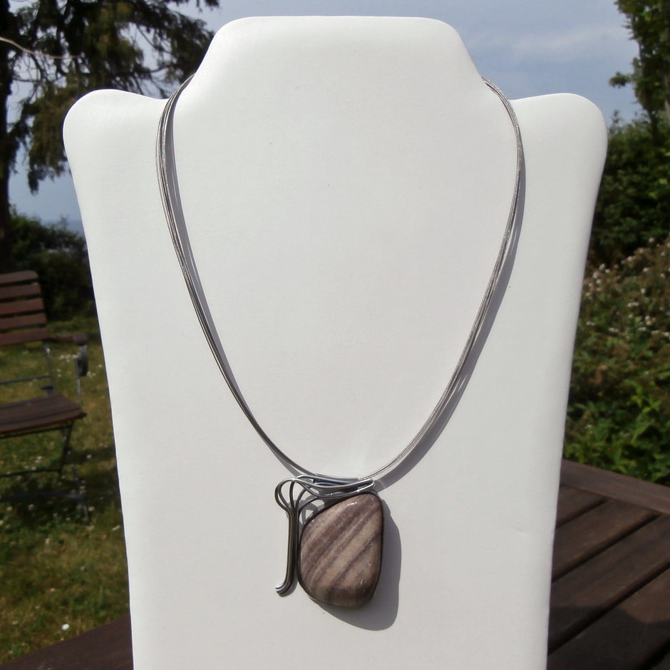 Polierter Sandstein vom Rügener Strand in Silber gefasst