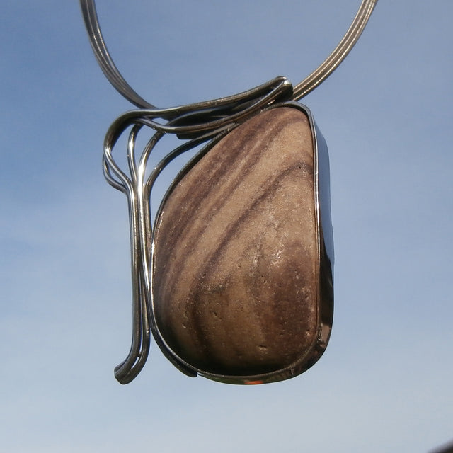 Polierter Sandstein vom Rügener Strand in Silber gefasst