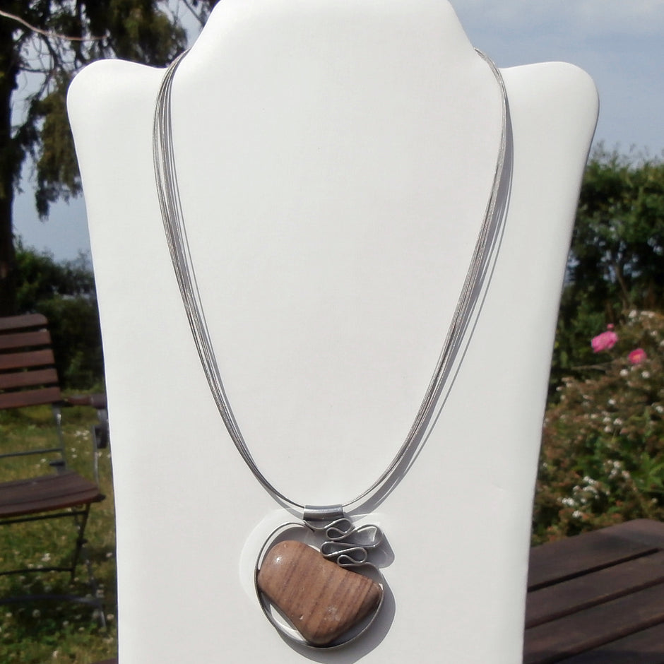 Polierter Sandstein von Rügen, in Silber gefasst