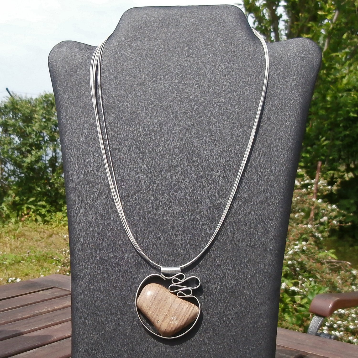 Polierter Sandstein von Rügen, in Silber gefasst