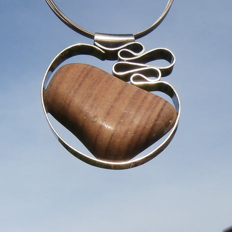 Polierter Sandstein von Rügen, in Silber gefasst