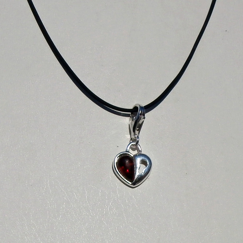 Kleines Herz aus Silber mit Bernstein und Schlüsselloch