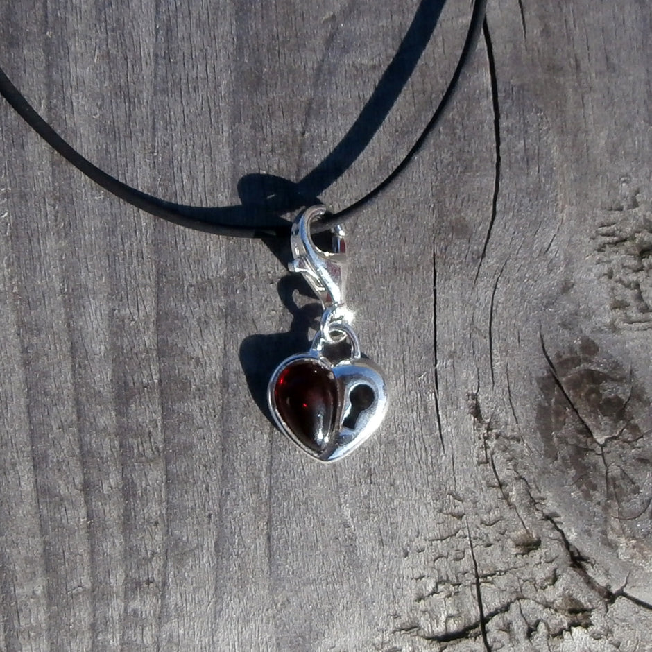 Kleines Herz aus Silber mit Bernstein und Schlüsselloch
