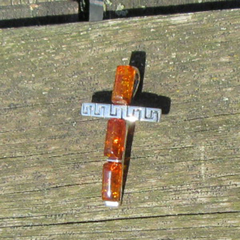 Einzigartiges Kreuz aus Bernstein und Silber, 16 mm