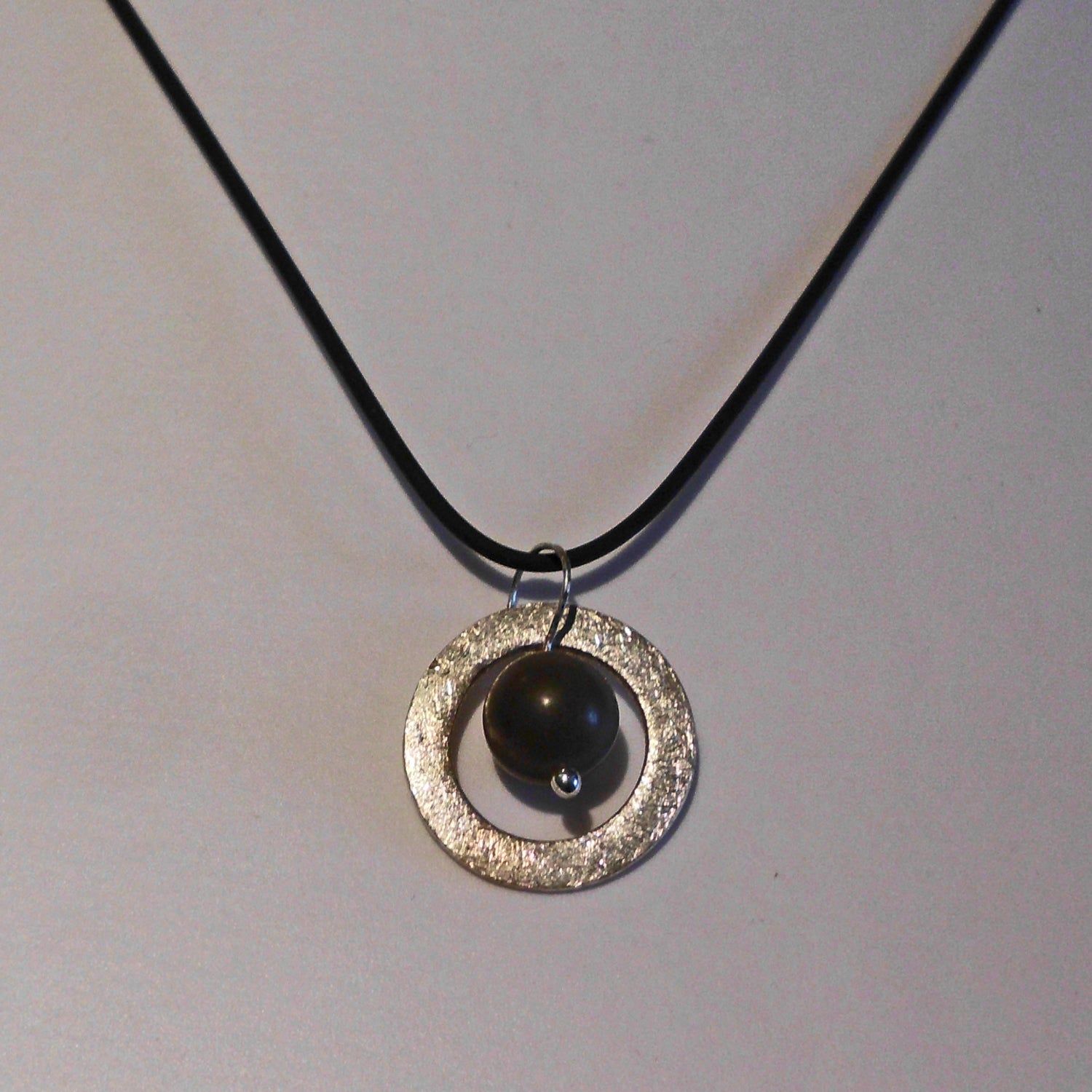 Feuersteinperle in Silberscheibe, Unikat von Rügen