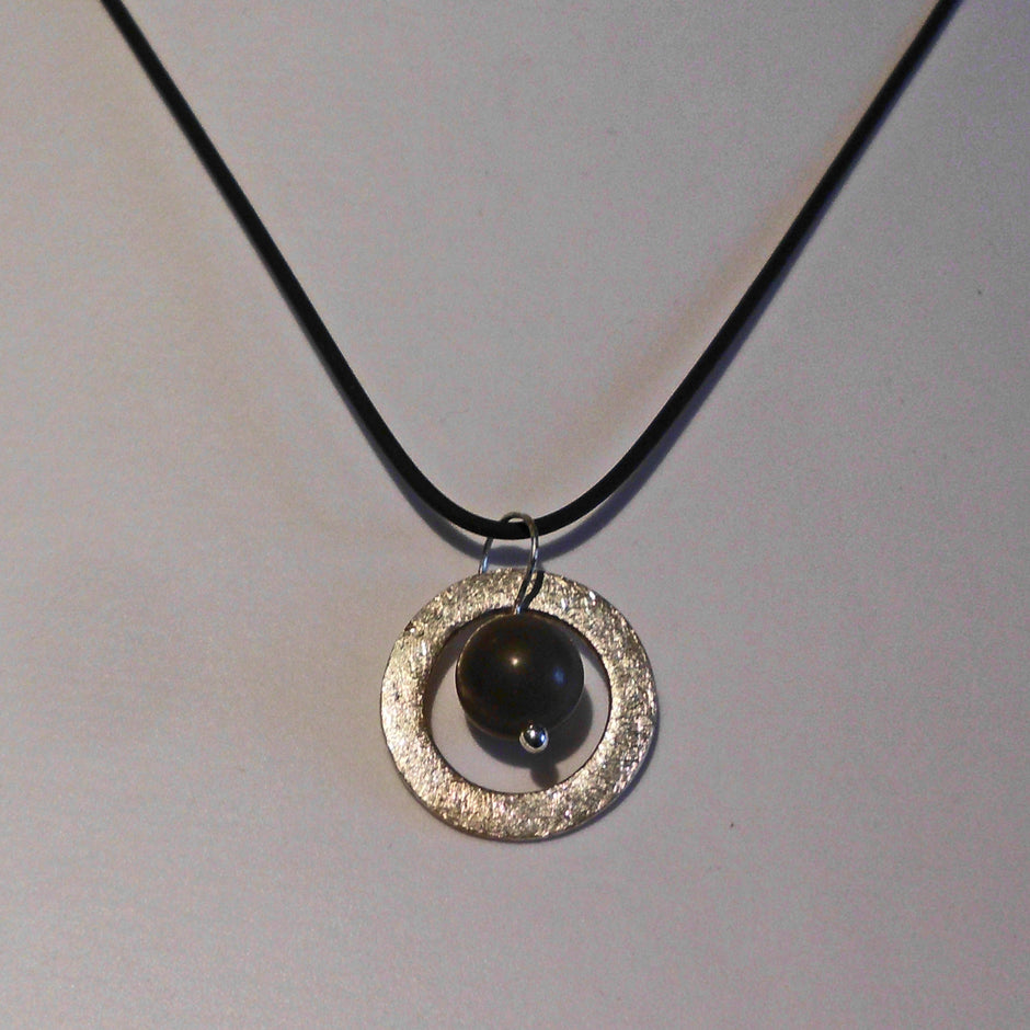 Feuersteinperle in Silberscheibe, Unikat von Rügen