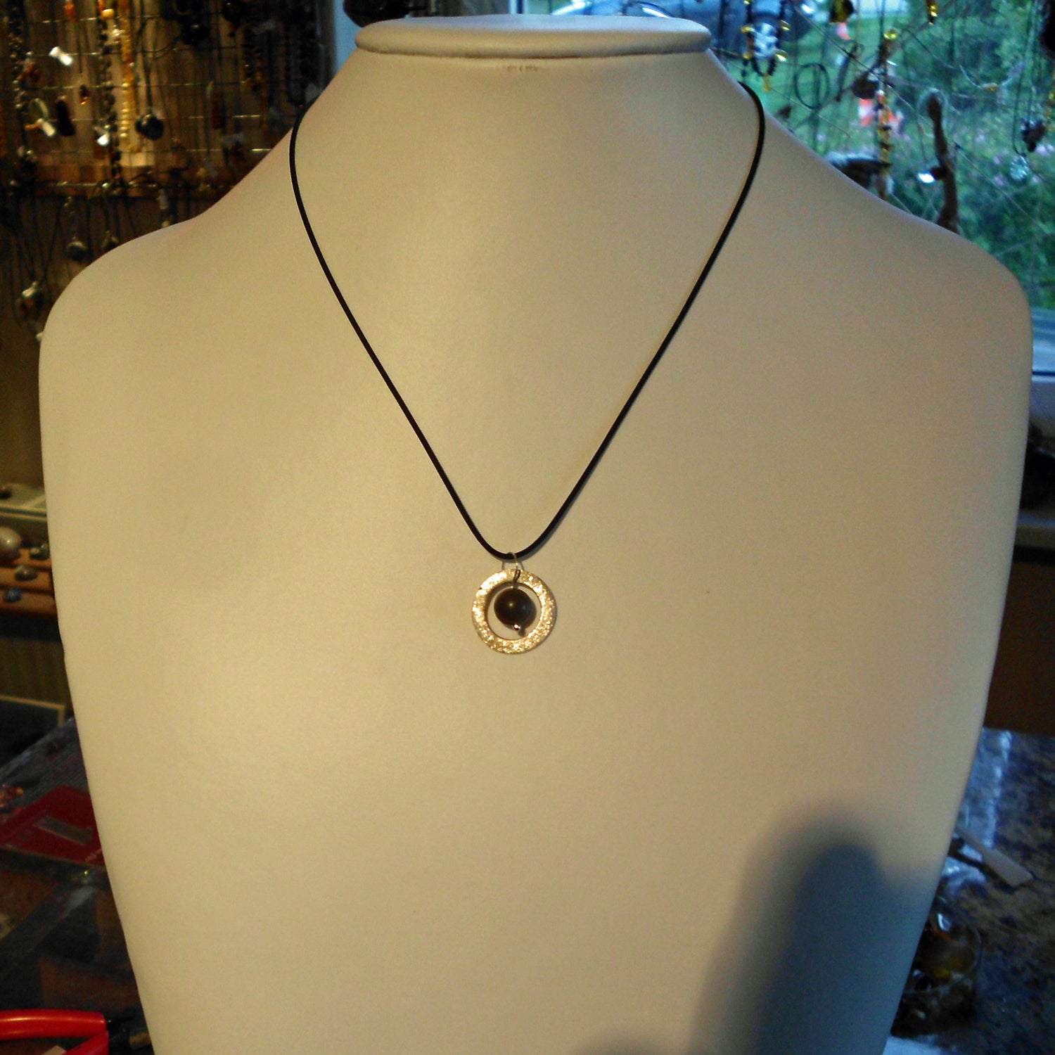 Feuersteinperle in Silberscheibe, Unikat von Rügen