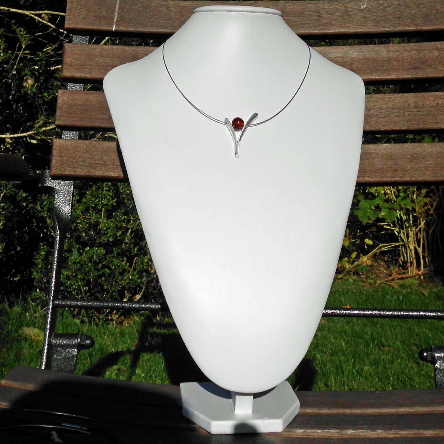 Elegantes Ypsilon aus versilbertem Draht mit Bernsteinperle