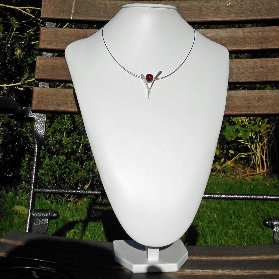 Elegantes Ypsilon aus versilbertem Draht mit Bernsteinperle