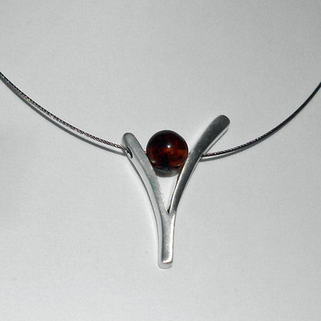 Elegantes Ypsilon aus versilbertem Draht mit Bernsteinperle