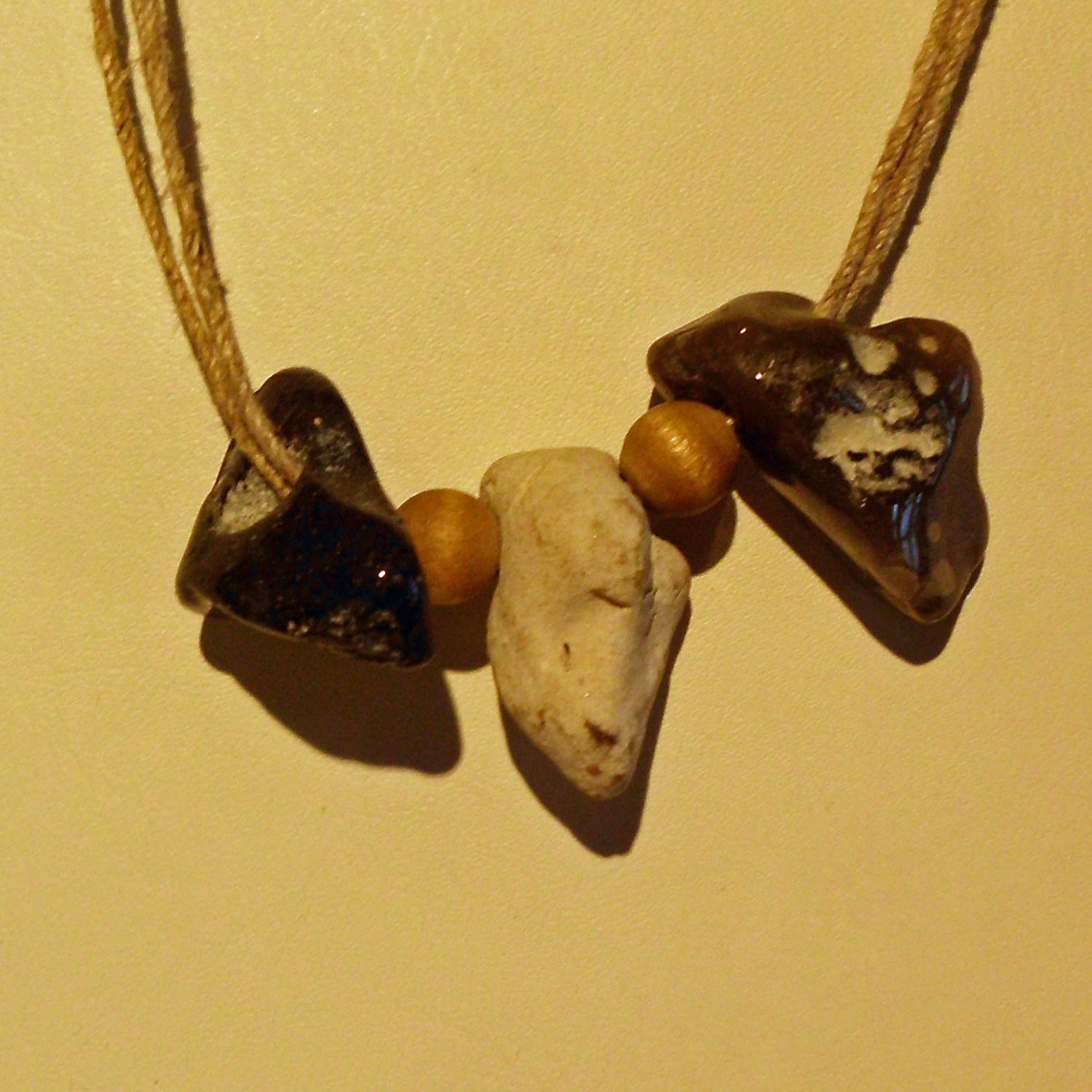 Hühnergötter-Collier aus Feuerstein und Sisal