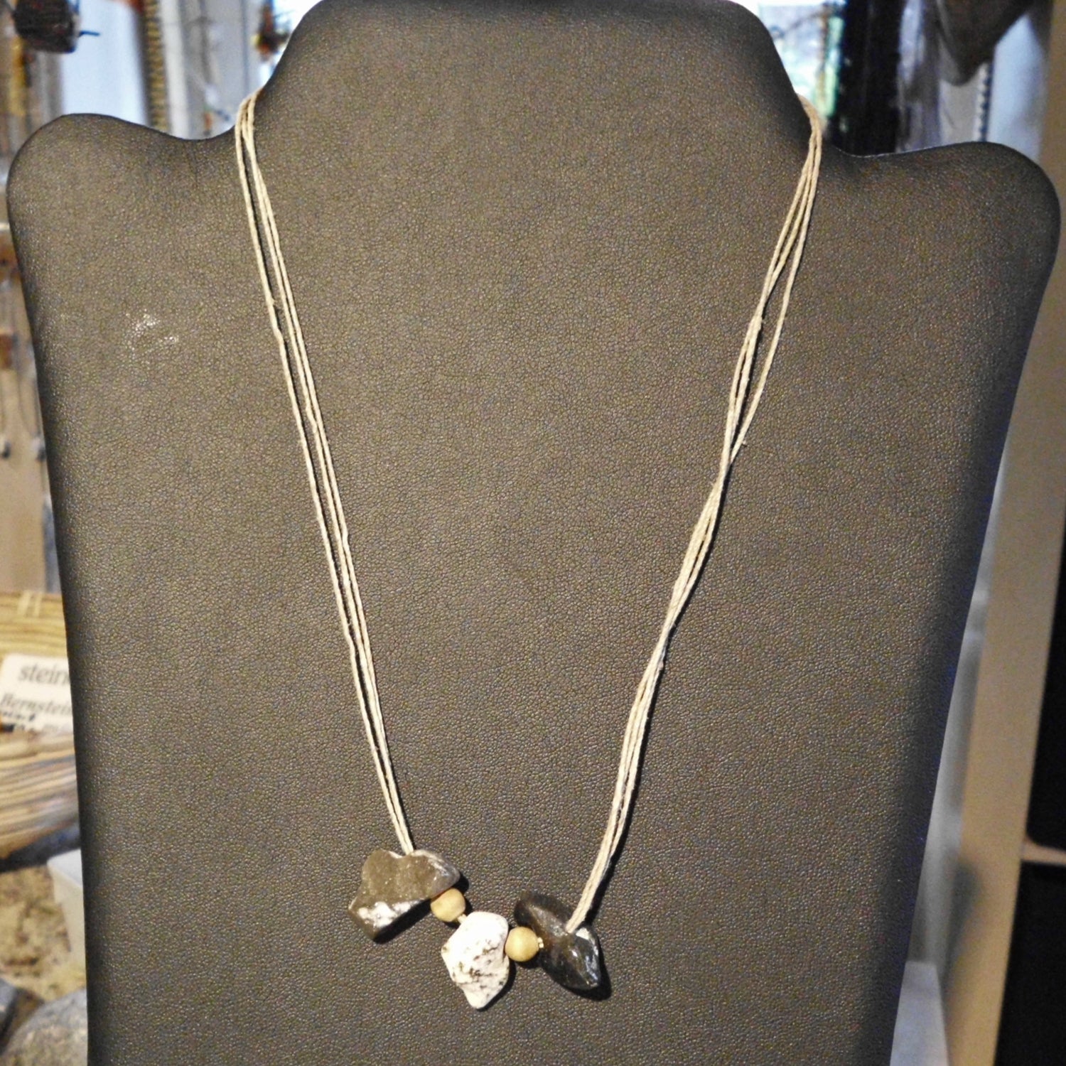 Hühnergötter-Collier aus Feuerstein und Sisal