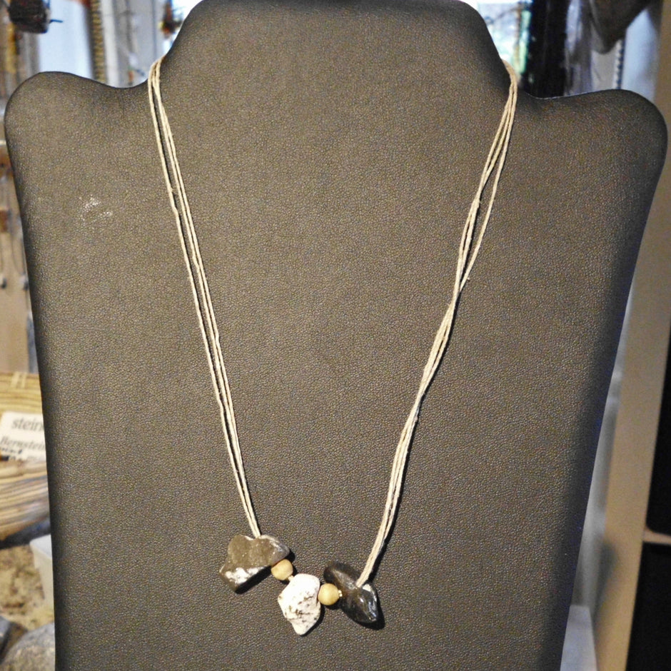 Hühnergötter-Collier aus Feuerstein und Sisal