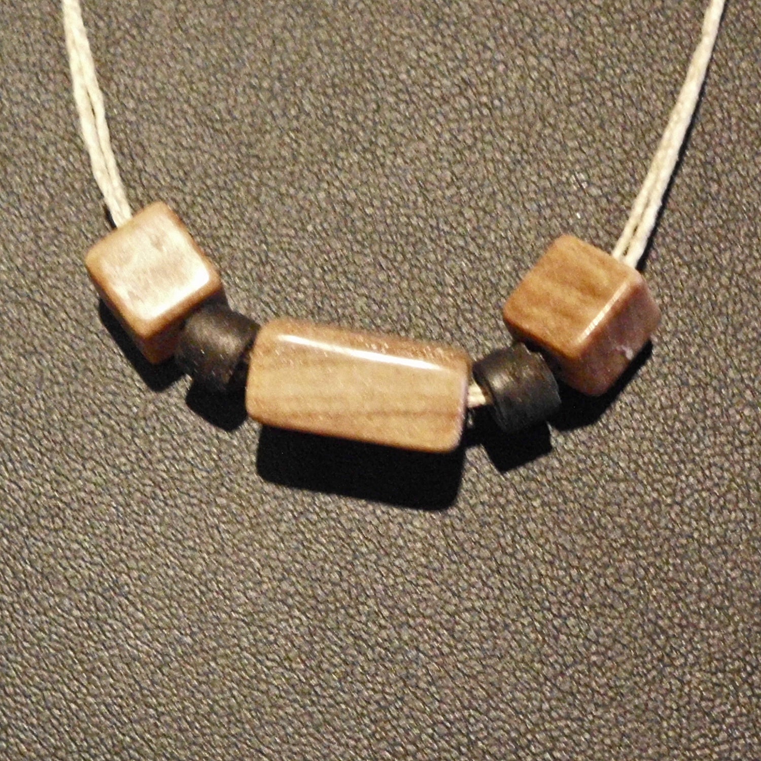 Collier aus Sisal mit 3 Quadern aus braunem Sandstein