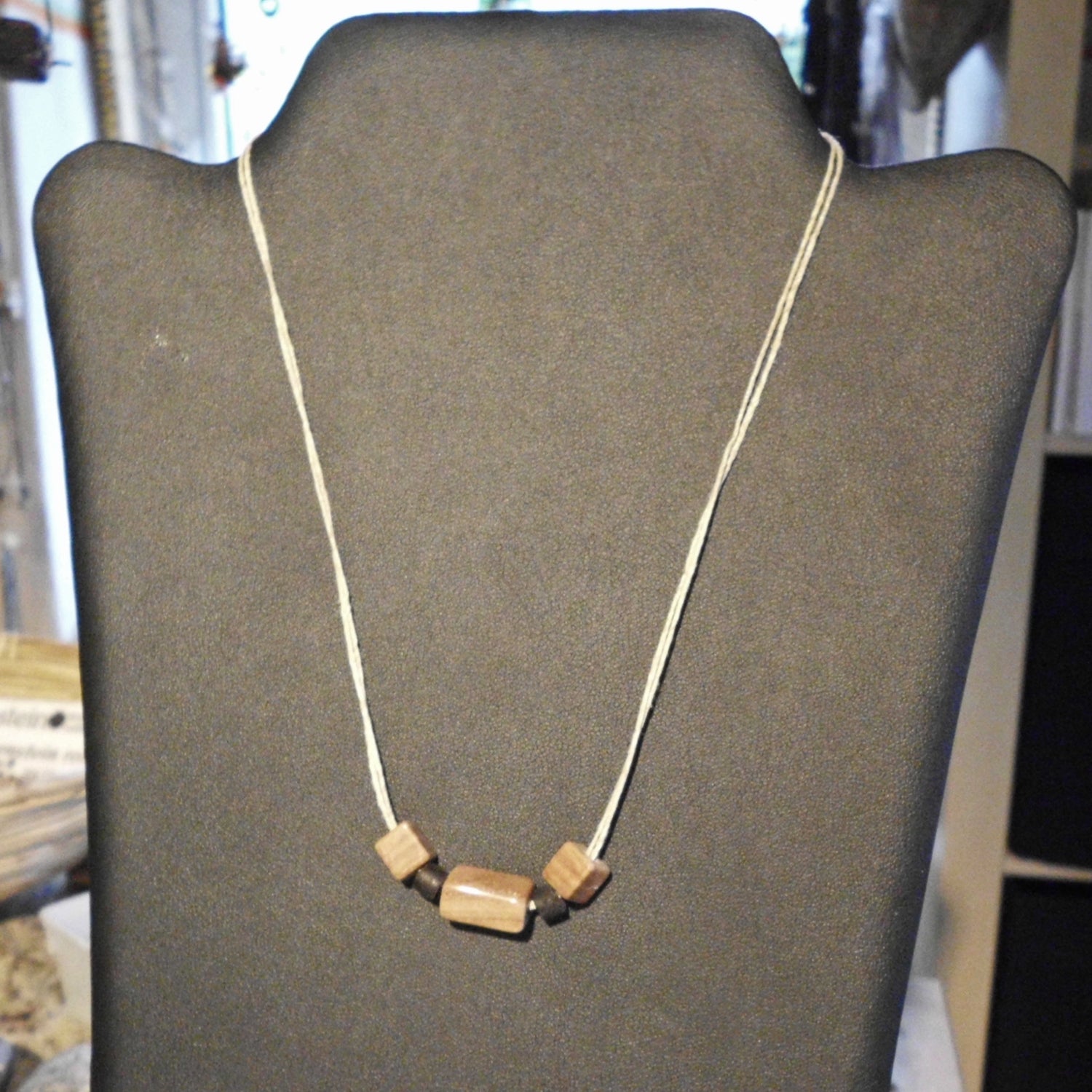 Collier aus Sisal mit 3 Quadern aus braunem Sandstein