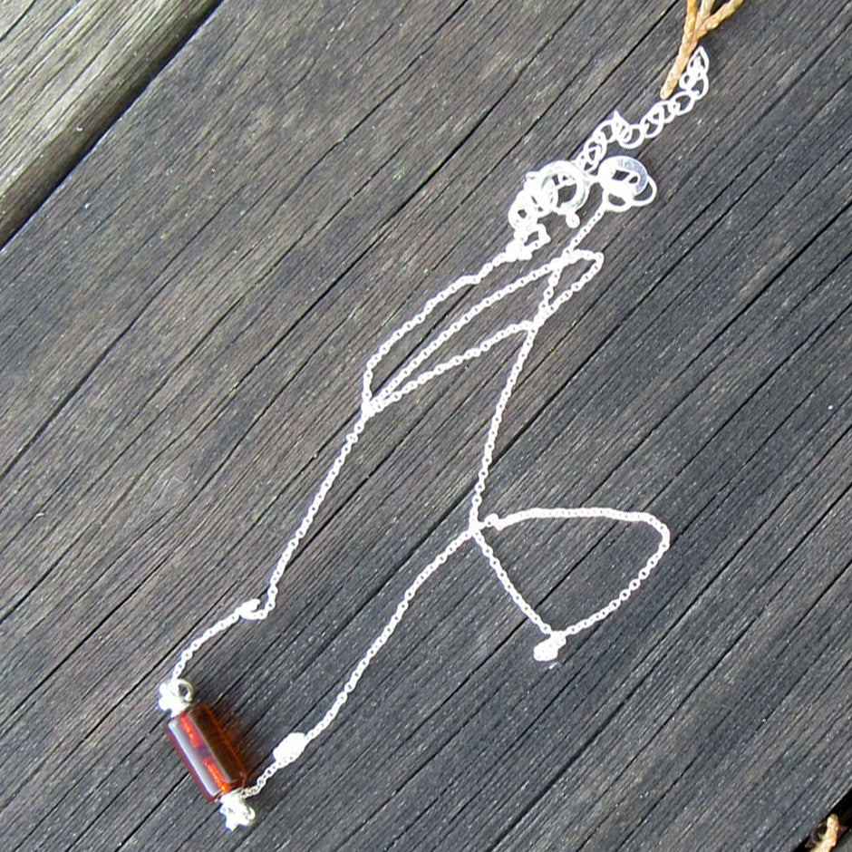 Feine Silberkette mit Bernsteinwalze – Unikat von der Ostsee